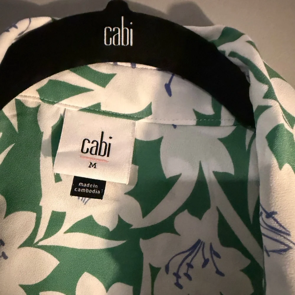 Cabi Floral Green & White Sleeveless Blouse, touch of Blue. Placket & collar. M. - Picture 3 of 7